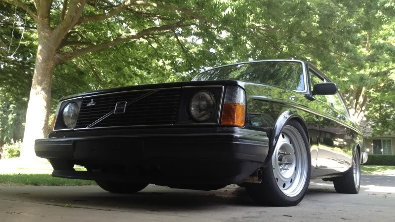 Illustration for article titled This Unassuming Volvo 242 Is A 10 Second Drag Strip Terror